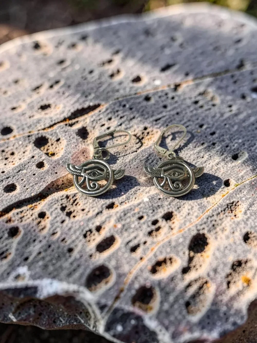 vintage silver tone egyptian eye of horus dangle earrings.